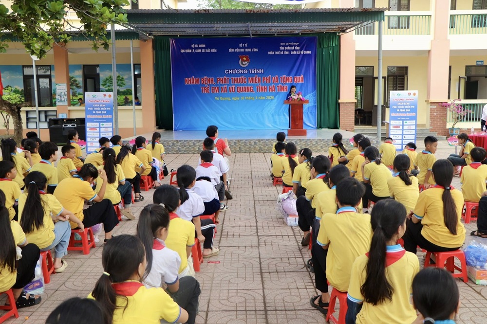Khám bệnh miễn phí, tặng quà cho trẻ em và các trường học ở xã Vũ Quang