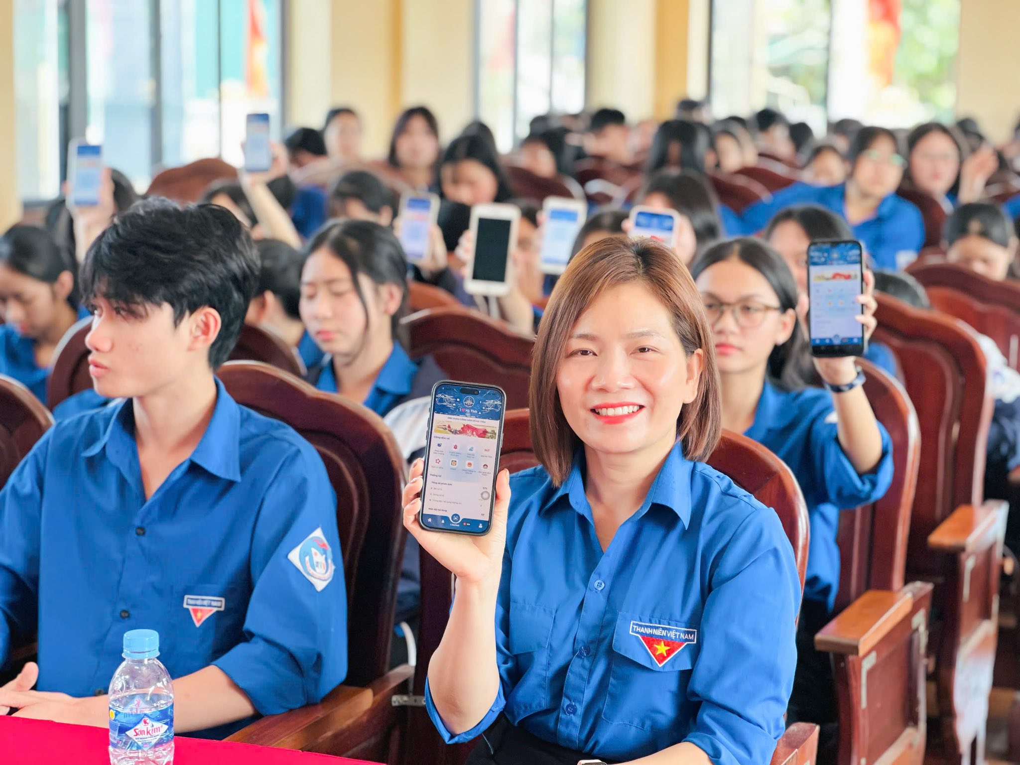 Thanh niên Hà Tĩnh đồng loạt ra quân hỗ trợ người dân cài đặt, sử dụng ứng dụng i-Hà Tĩnh