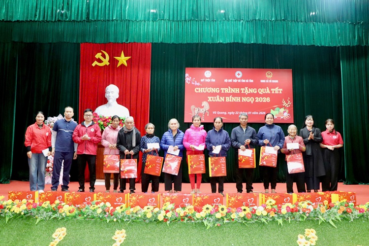 Quỹ Thiện Tâm (tập đoàn VINGROUP) trao tặng 350 suất quà Tết tại xã Vũ Quang (Hà Tĩnh)