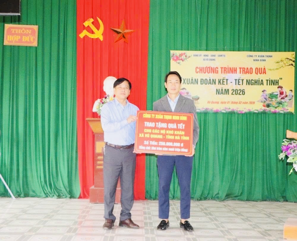 120 suất quà tết được trao tới hộ nghèo, hộ cận nghèo, hộ gia đình có hoàn cảnh đặc biệt khó khăn tại khu vực (Hương Minh củ) xã Vũ Quang.