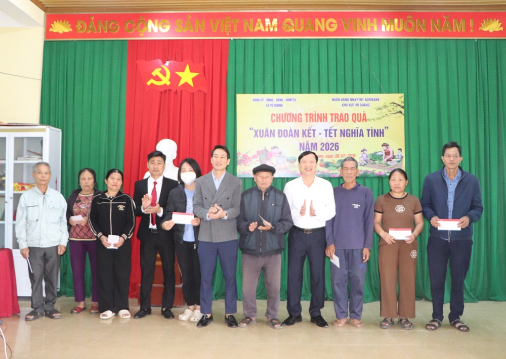 124 suất quà tết được trao tới hộ nghèo, đối tượng chính sách trên địa bàn các thôn ở Vũ Quang (thị trấn Vũ Quang củ) xã Vũ Quang