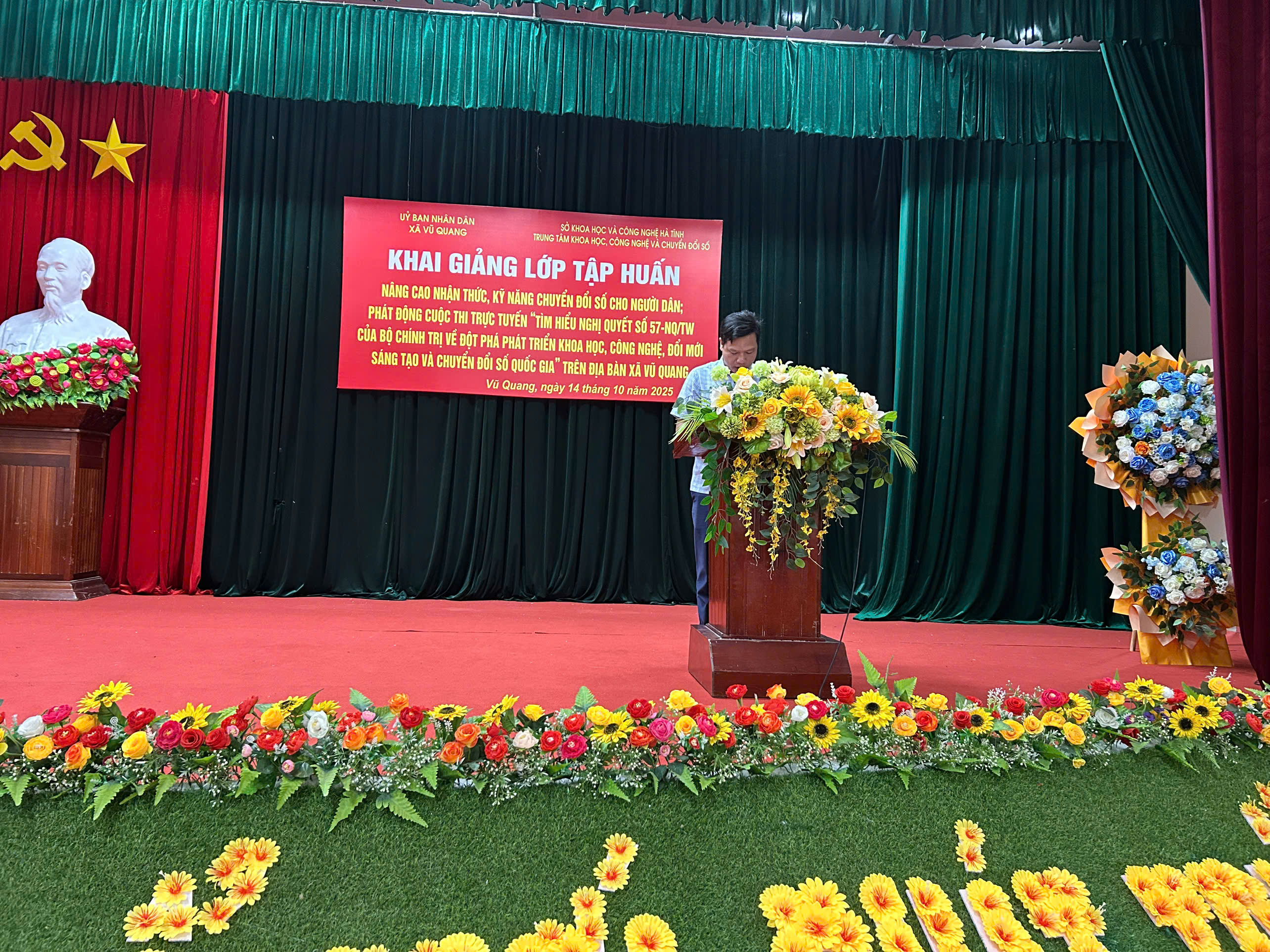Khai giảng lớp Tập huấn "Nâng cao nhận thức, kỹ năng chuyển đổi số cho người dân" và Phát động cuộc thi " Tìm hiểu nghị quyết số 57-NQ/TW của Bộ Chính trị về đột phá phát triển KHCN, ĐMST&CĐS quốc gia"