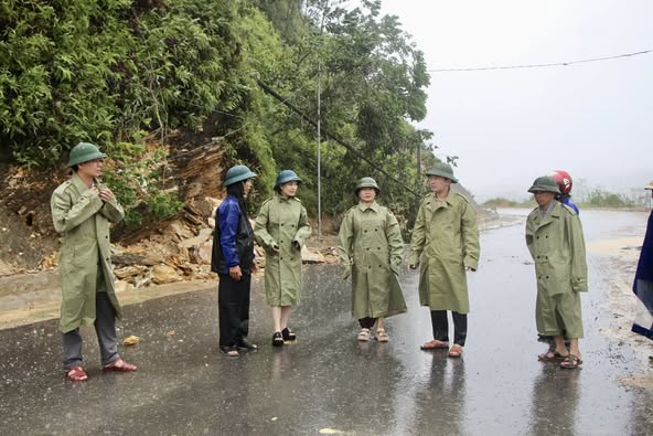 Lãnh đạo xã Vũ Quang tăng cường kiểm tra công tác phòng, chống bão Kajiky.