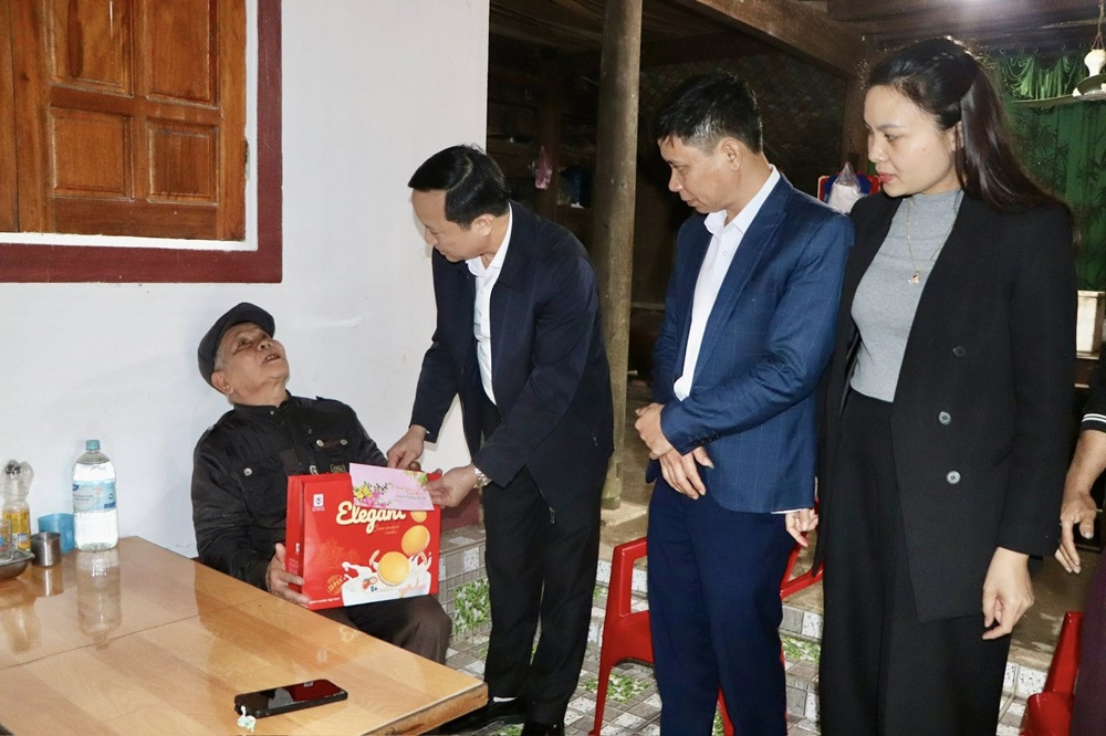 Xã Vũ Quang thăm, tặng quà người có công nhân dịp Tết Bính Ngọ 2026