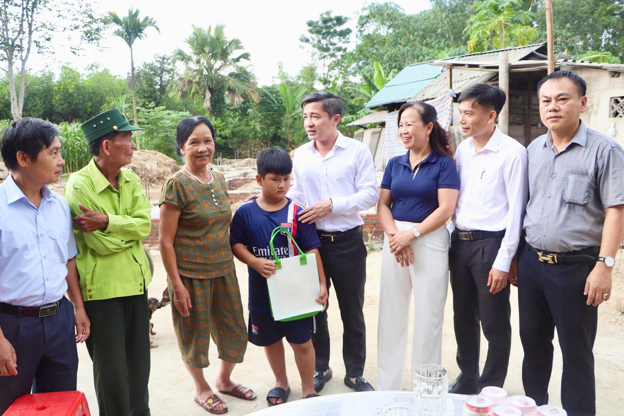 XÃ VŨ QUANG TRAO 14 SUẤT QUÀ CHO HỌC SINH CÓ HOÀN CẢNH GIA ĐÌNH ĐẶC BIỆT KHÓ KHĂN