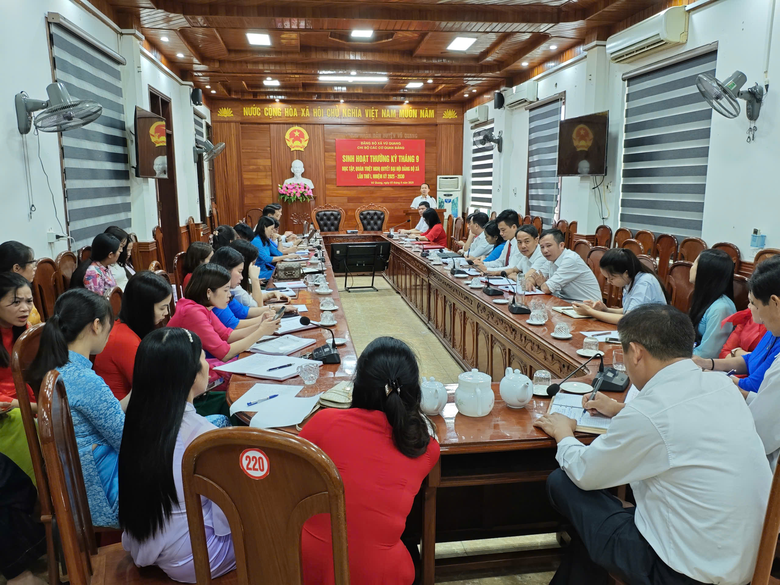 Chi bộ cơ quan Đảng xã Vũ Quang sinh hoạt chi bộ tháng 9