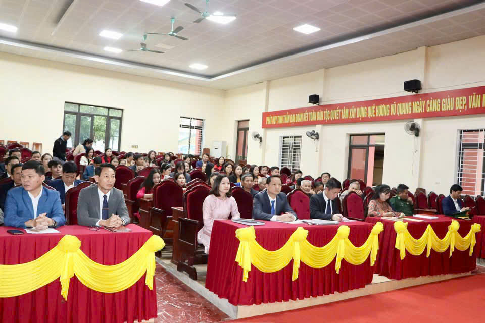  XÃ VŨ QUANG TỔ CHỨC : TRAO HUY HIỆU ĐẢNG CHO 10 ĐẢNG VIÊN VÀ PHÁT ĐỘNG ỦNG HỘ QUỸ "VÌ NGƯỜI NGHÈO" NĂM 2025.