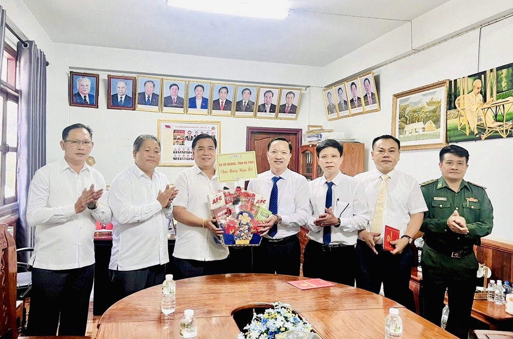 Lãnh đạo xã Vũ Quang (Hà Tĩnh) chúc Tết Đảng bộ, Chính quyền và Nhân dân huyện Khăm Cợt (Lào). 