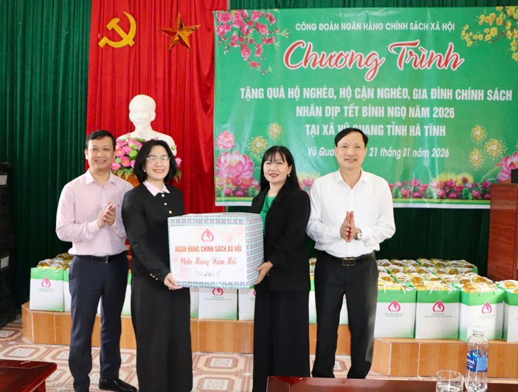 NGÂN HÀNG CHÍNH SÁCH XÃ HỘI TỈNH HÀ TĨNH TRAO 100 SUẤT QUÀ TẾT CHO HỘ NGHÈO TẠI XÃ VŨ QUANG