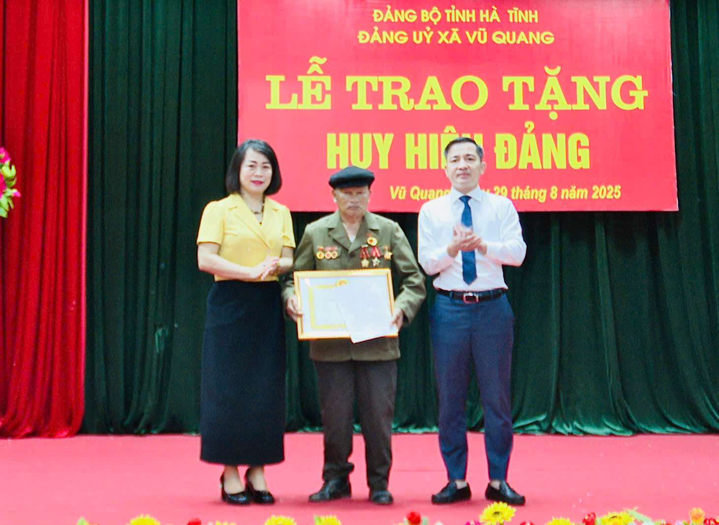Xã Vũ Quang trao tặng Huy hiệu Đảng đợt 2/9 cho 15 đảng viên.