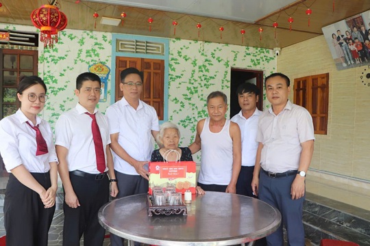 Lãnh đạo xã thăm, tặng quà gia đình người có công với cách mạng. 