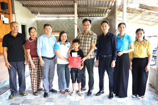 Bí thư Đảng uỷ xã Vũ Quang cùng các đơn vị đỡ đầu thăm, tặng quà Trung thu cho các cháu có hoàn cảnh khó khăn trên địa bàn.
