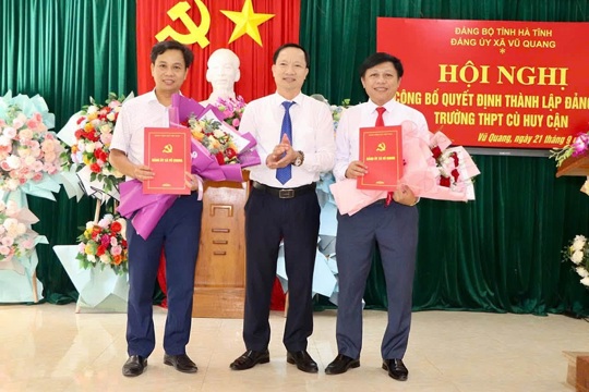 Hội nghị công bố Quyết định thành lập Đảng bộ Trường THPT Cù Huy Cận.