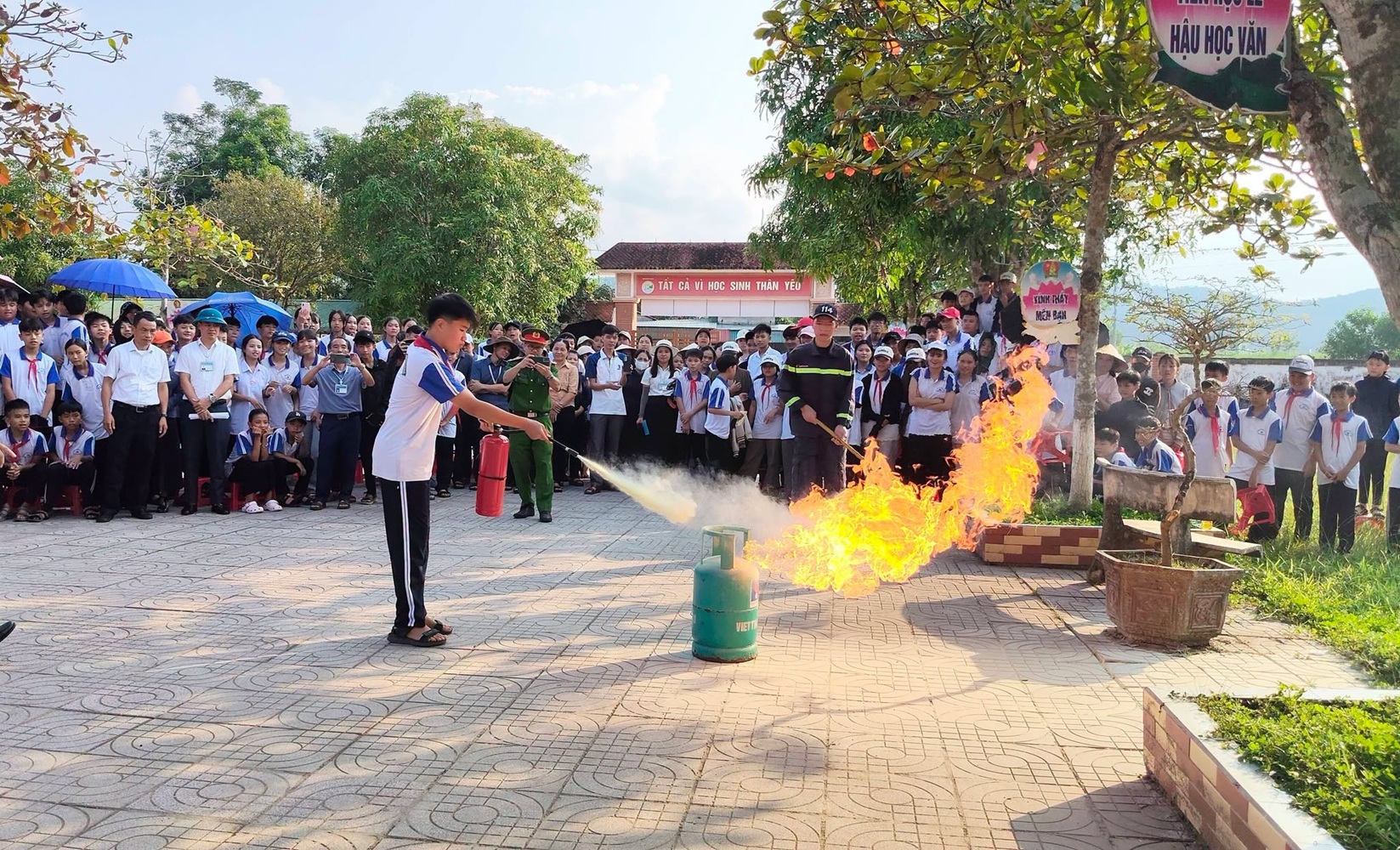 Vũ Quang tổ chức Chương trình tuyên truyền, trải nghiệm kỹ năng phòng cháy chữa cháy và phòng chống đuối nước tại Trường TH &THCS Vũ Quang