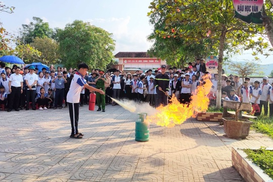 Vũ Quang tổ chức Chương trình tuyên truyền, trải nghiệm kỹ năng phòng cháy chữa cháy và phòng chống đuối nước tại Trường TH &THCS Vũ Quang 