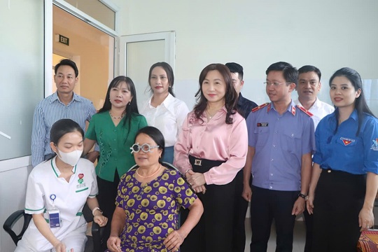 Khám tổng quát, tư vấn sức khỏe, cấp phát thuốc miễn phí và tặng quà cho người có công với cách mạng trên địa bàn xã Vũ Quang.