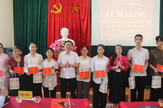 Vũ Quang Bế giảng lớp bồi dưỡng đảng viên mới.