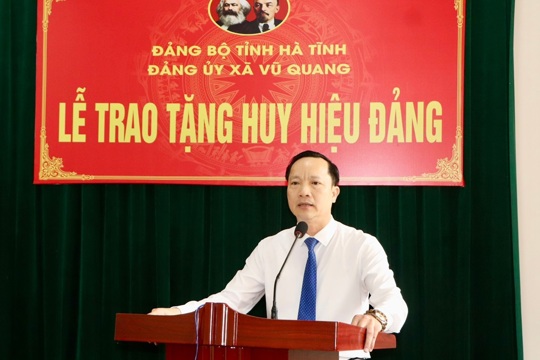 Đảng bộ xã Vũ Quang trao tặng Huy hiệu Đảng đợt 19/05 và giao ban công tác xây dựng Đảng tháng 5/2026 