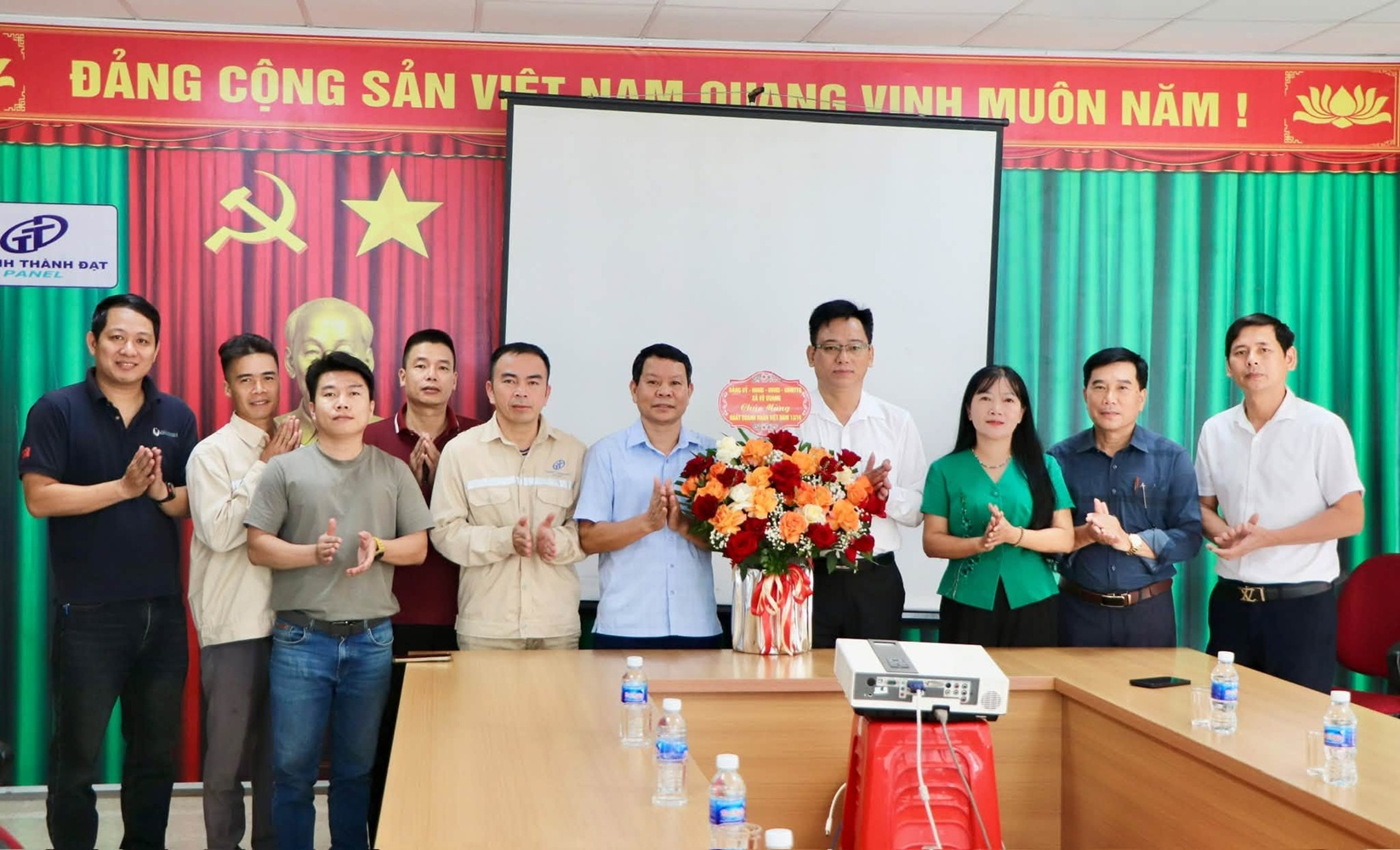 Lãnh đạo xã Vũ Quang thăm, chúc mừng doanh nghiệp nhân Ngày Doanh nhân Việt Nam