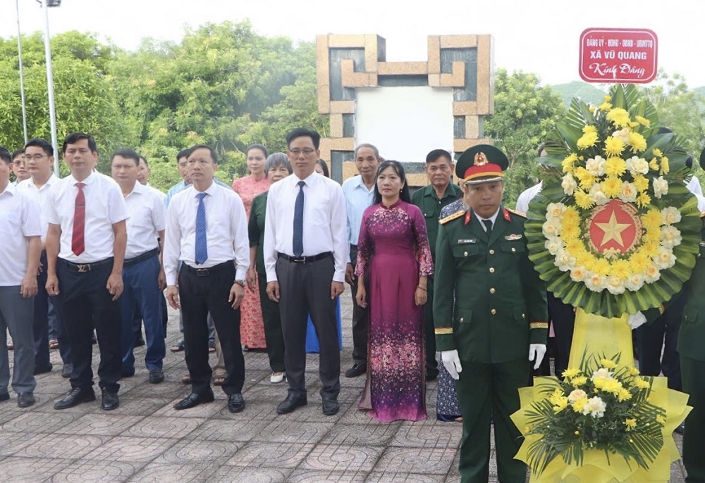 Vũ Quang dâng hoa, thắp hương tưởng niệm tại đền thờ các anh hùng liệt sĩ và tượng đài Phan Đình Phùng cùng nghĩa quân.