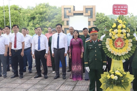 Vũ Quang dâng hoa, thắp hương tưởng niệm tại đền thờ các anh hùng liệt sĩ và tượng đài Phan Đình Phùng cùng nghĩa quân.