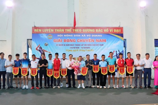 Khí thế sôi nổi từ Giải bóng chuyền nam Nông dân xã Vũ Quang 