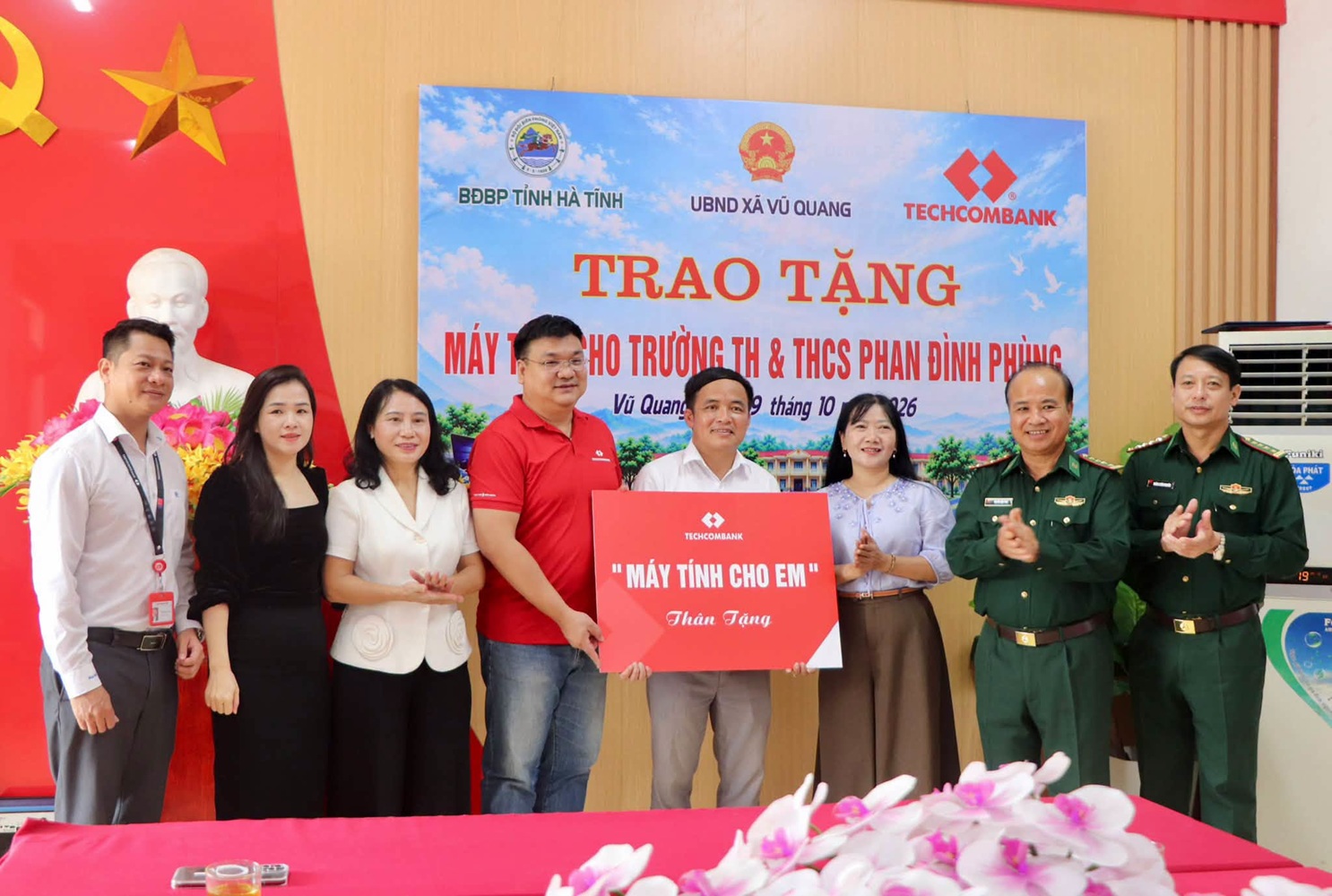 Trao tặng 30 bộ máy tính cho Trường Tiểu học và Trung học cơ sở Phan Đình Phùng, xã Vũ Quang (Hà Tĩnh)