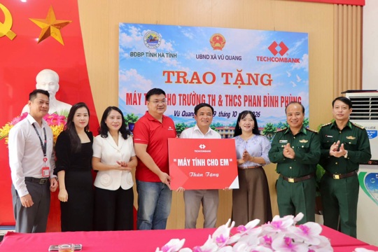 Trao tặng 30 bộ máy tính cho Trường Tiểu học và Trung học cơ sở Phan Đình Phùng, xã Vũ Quang (Hà Tĩnh)
