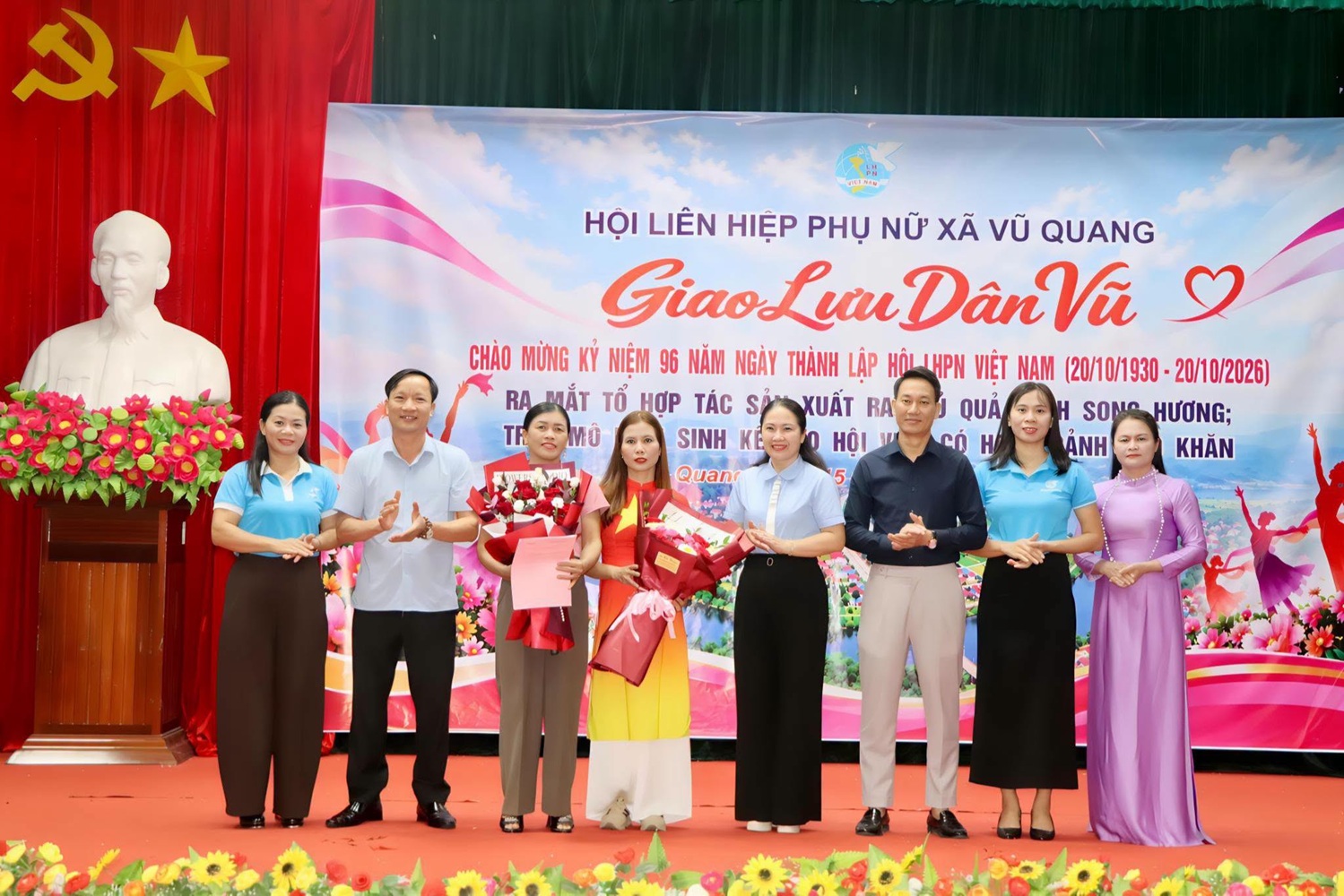 Hội Liên hiệp Phụ nữ xã Vũ Quang tổ chức giao lưu dân vũ, ra mắt tổ hợp tác trồng rau, củ, quả sạch Song Hương và trao tặng mô hình sinh kế
