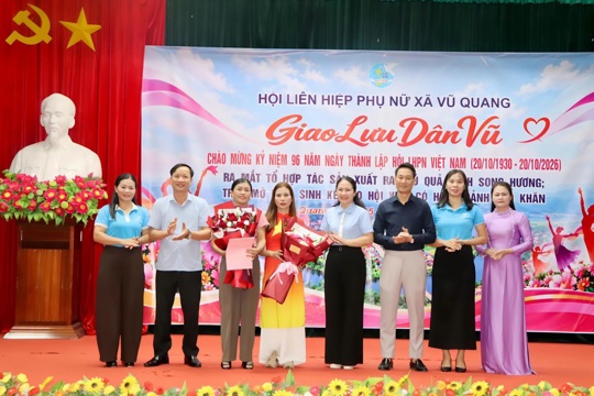 Hội Liên hiệp Phụ nữ xã Vũ Quang tổ chức giao lưu dân vũ, ra mắt tổ hợp tác trồng rau, củ, quả sạch Song Hương và trao tặng mô hình sinh kế 