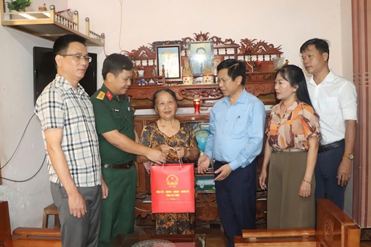 Lãnh đạo tỉnh thăm, tặng quà gia đình người có công với cách mạng tại xã Vũ Quang