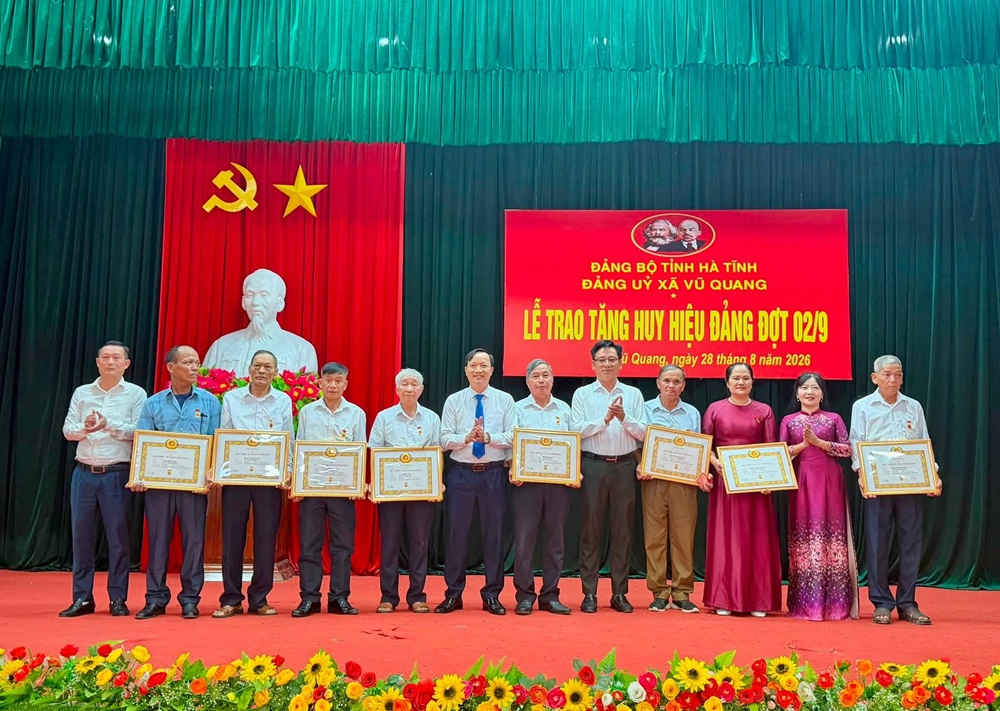 Xã Vũ Quang trao tặng Huy hiệu Đảng đợt 2/9 cho 44 đảng viên.