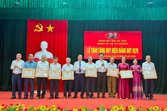 Xã Vũ Quang trao tặng Huy hiệu Đảng đợt 2/9 cho 44 đảng viên. 