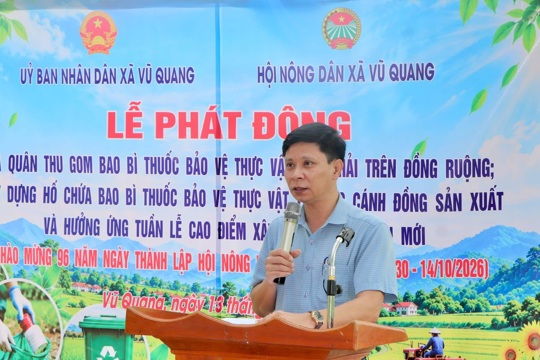 Xã Vũ Quang ra quân thu gom bao bì thuốc bảo vệ thực vật, vệ sinh đồng ruộng 