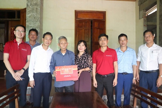 Chủ tịch UBND xã Vũ Quang thăm hỏi, tặng quà cho các gia đình chính sách, người có công với cách mạnh. 