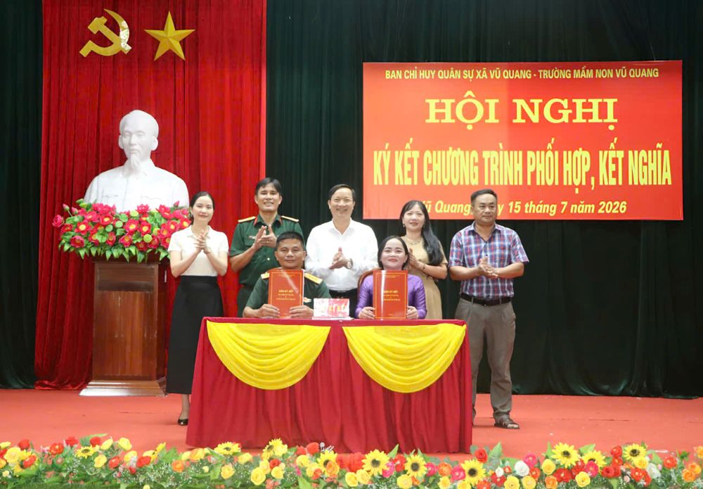 Hội nghị ký kết chương trình kết nghĩa giữa Ban Chỉ huy Quân sự xã Vũ Quang với Trường Mầm non Vũ Quang