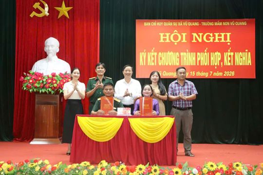Hội nghị ký kết chương trình kết nghĩa giữa Ban Chỉ huy Quân sự xã Vũ Quang với Trường Mầm non Vũ Quang 