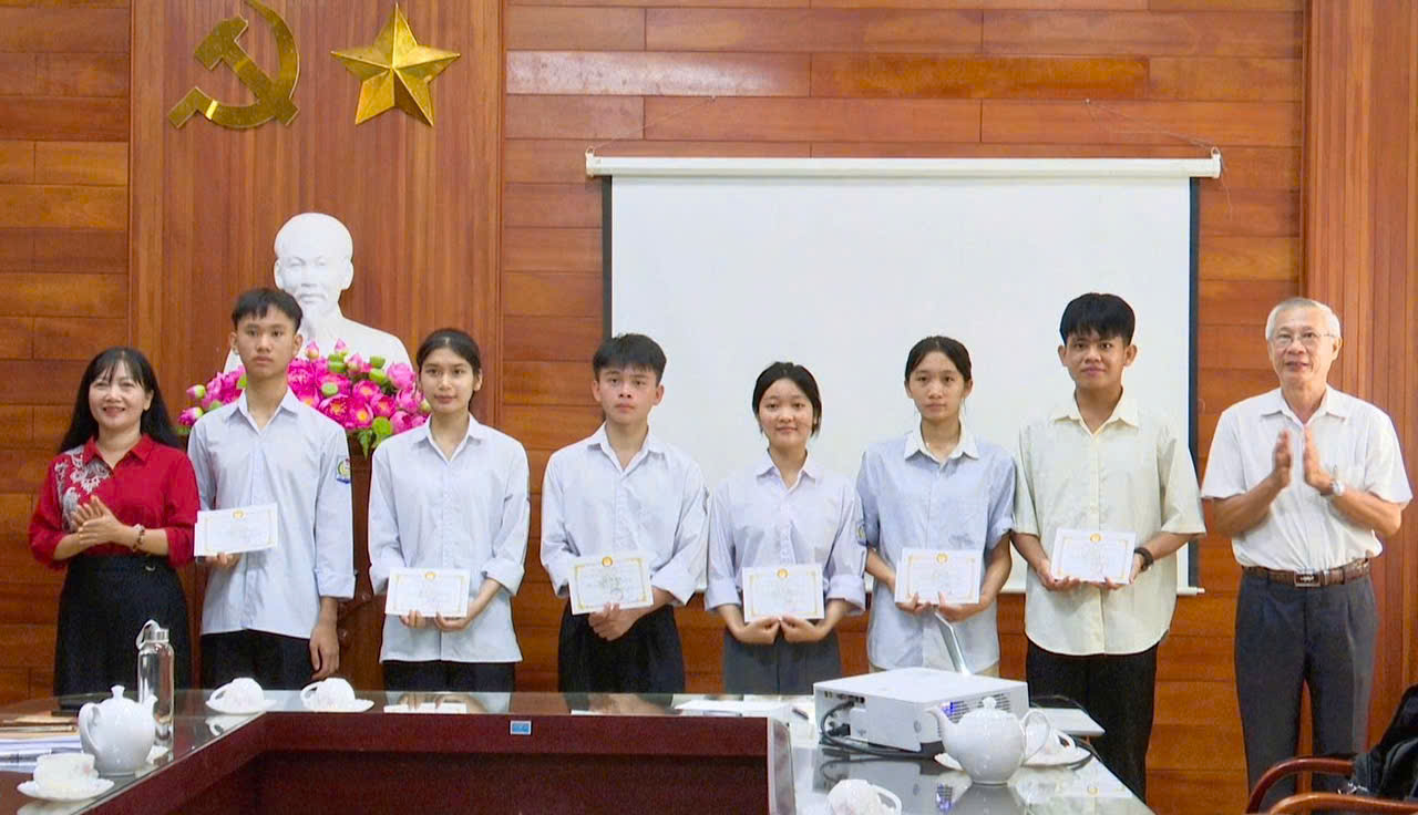 Hội Khuyến học tỉnh, xã Vũ Quang trao thưởng cho học sinh giỏi