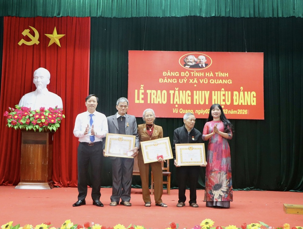 Đảng bộ xã Vũ Quang trao tặng huy hiệu Đảng đợt 03/2/2026 