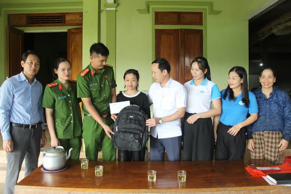 Xã Vũ Quang: Hội LHPN, Công an, VQG Vũ Quang và Trường TH&THCS Quang Thọ trao tiền đỡ đầu trẻ em mồ côi.