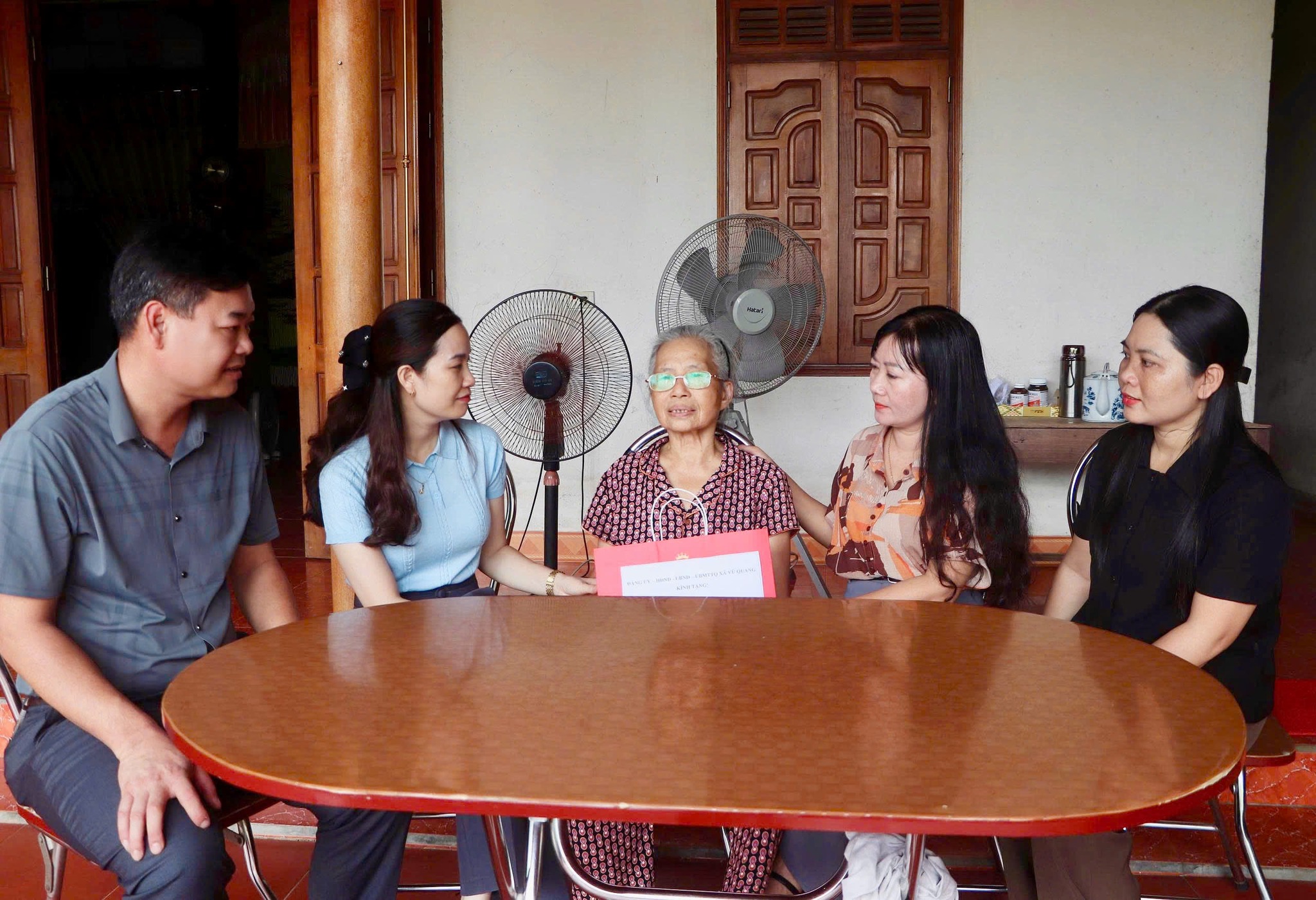 Lãnh đạo xã Vũ Quang tặng quà tri ân các Đảng viên lão thành 