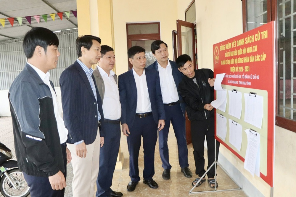 Lãnh đạo xã Vũ Quang kiểm tra công tác chuẩn bị tại các khu vực bỏ phiếu 