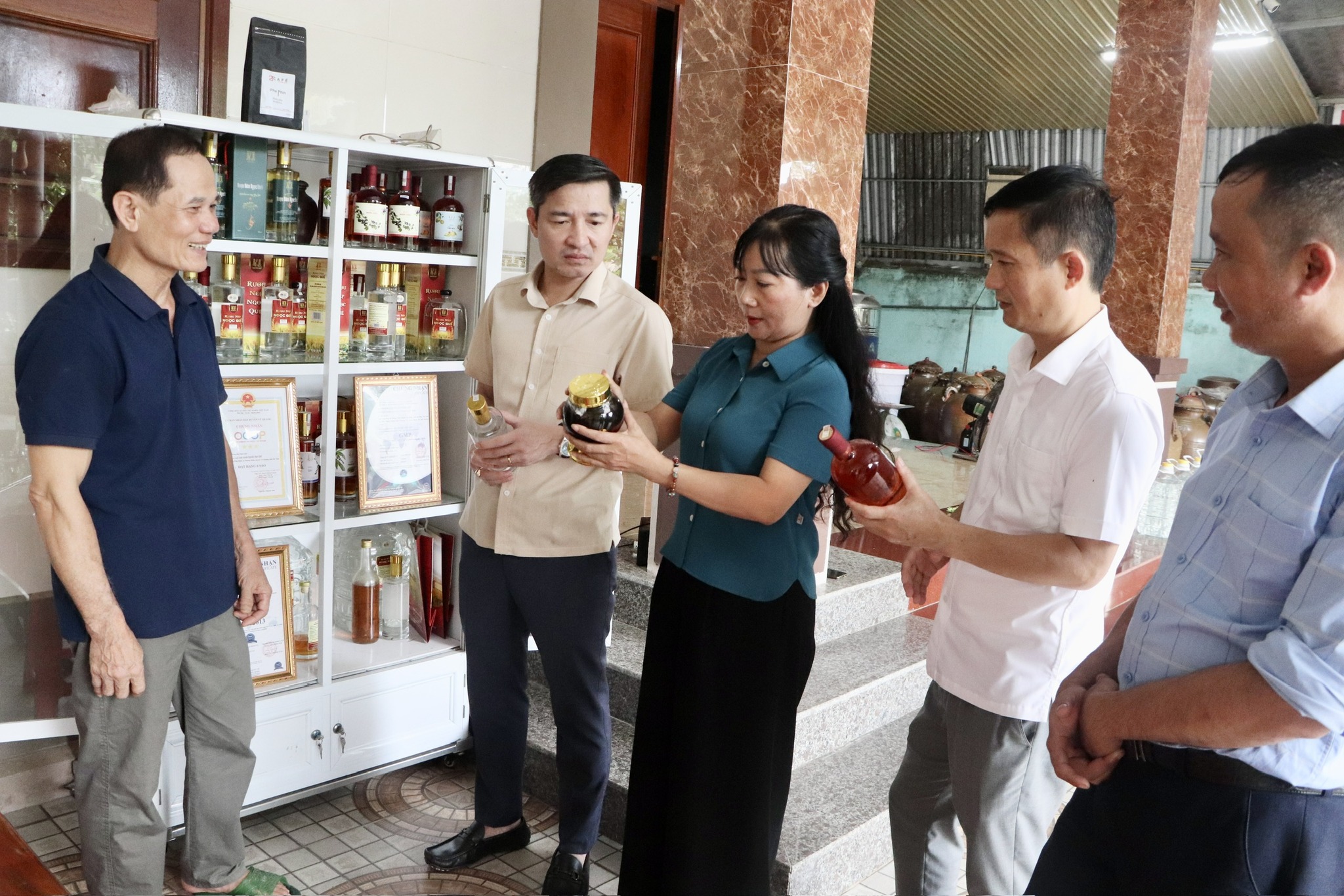 Lãnh đạo xã Vũ Quang kiểm tra các mô hình kinh tế trên địa bàn. 