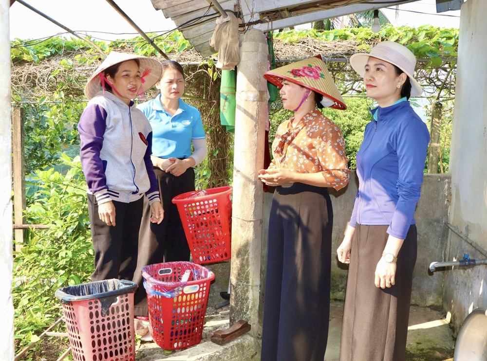 Chủ tịch UBND xã chỉ đạo quyết liệt công tác phân loại, thu gom, xử lý rác thải sinh hoạt.