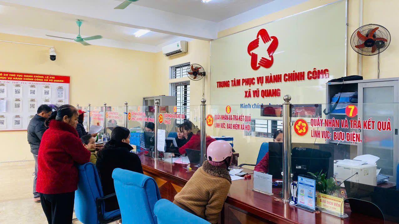 Không khí làm việc  những ngày đầu năm mới tại Trung tâm Phục vụ hành chính công xã Vũ Quang 