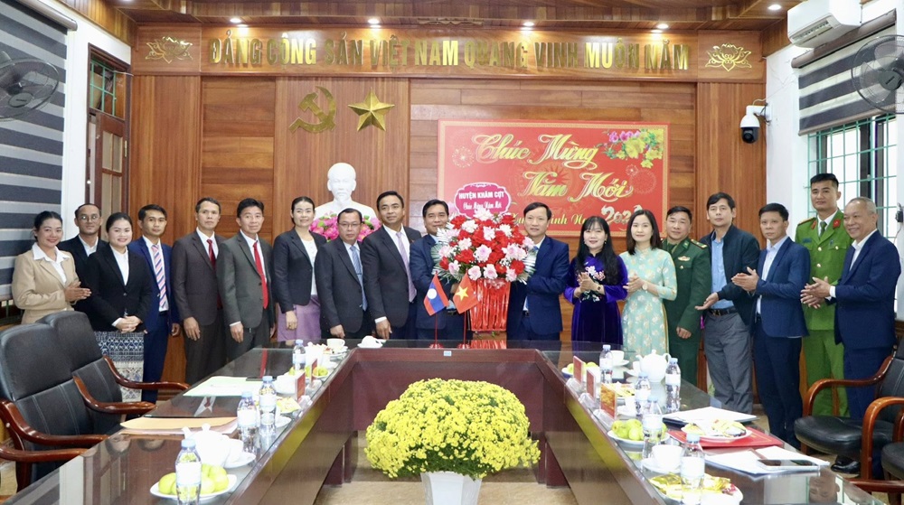 Lãnh đạo huyện Khăm Cợt (Lào) thăm, chúc Tết Đảng bộ và nhân dân xã Vũ Quang