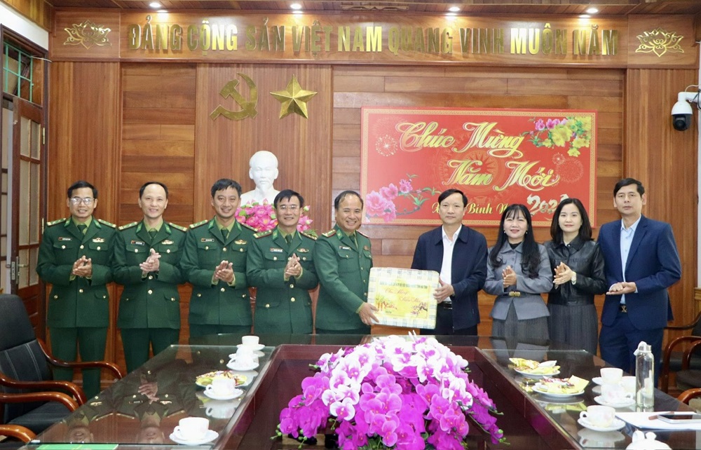 Ban Chỉ huy Bộ đội Biên phòng tỉnh chúc tết xã Vũ Quang và Đồn Biên phòng Hương Quang